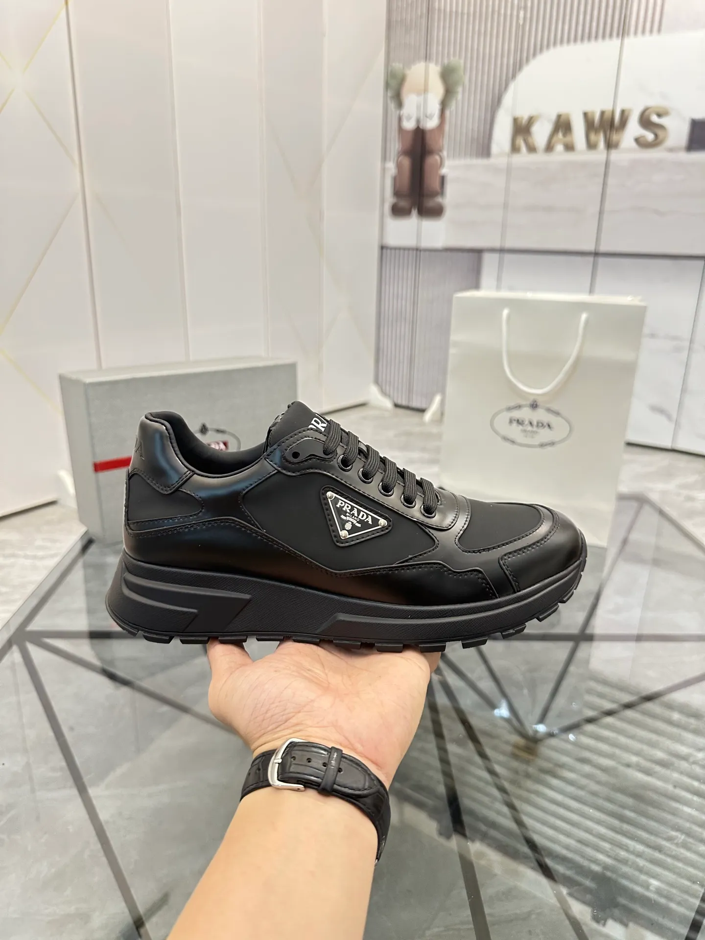 Men's shoes for sale 💰: 💰P580¥ High-end top quality Product trademark: Prada *"Prada*" low-top casual shoes Regular size: 38-45 (can be customized to 46) Product materials: imported first-layer cowhide stitching breathable mesh upper, water-dyed cowhide lining, cowhide foot pads, original ultra-light foam outsole. No.: 001